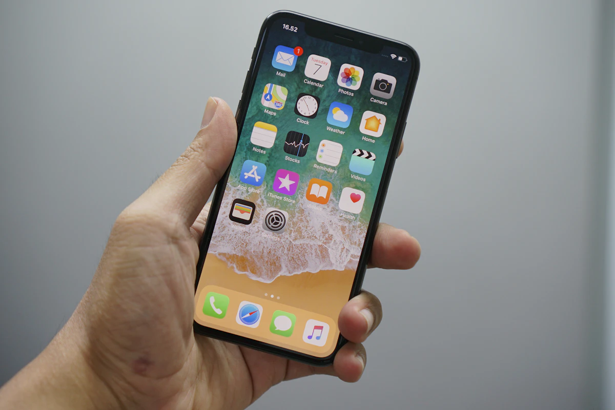 Claude Cowork выходит на iPhone и в веб: что это значит для владельцев Apple