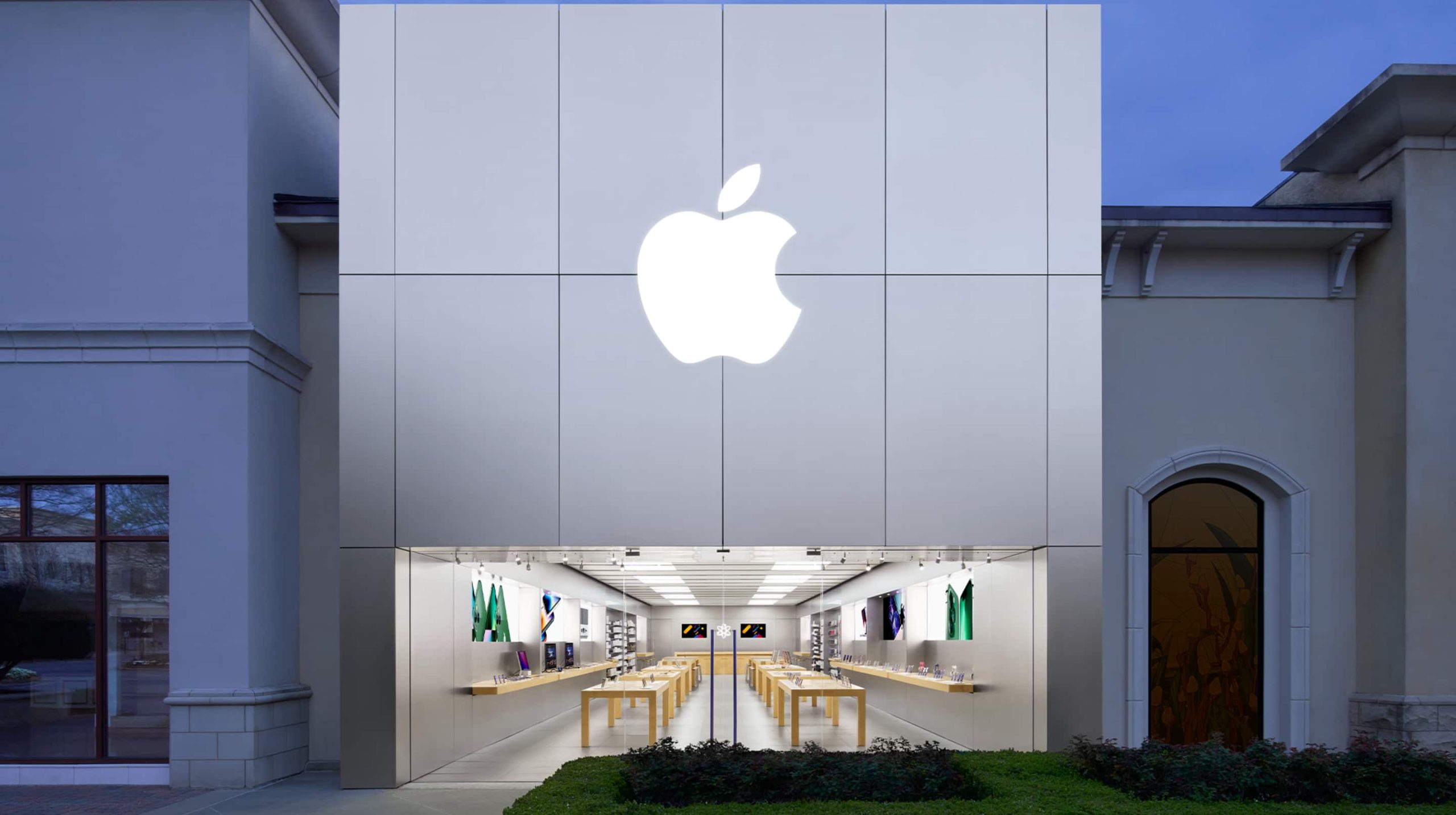 Два Apple Store в США переезжают: что это значит для владельцев техники